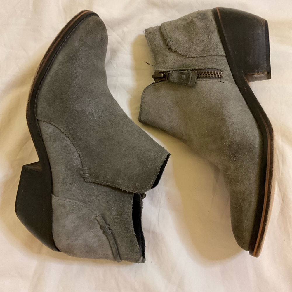 ❌ J. Shoes Gray Leather / Suede Booties